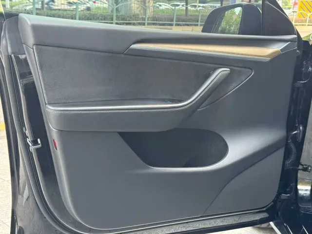 Tesla Model Y — Фото автомобиля 17