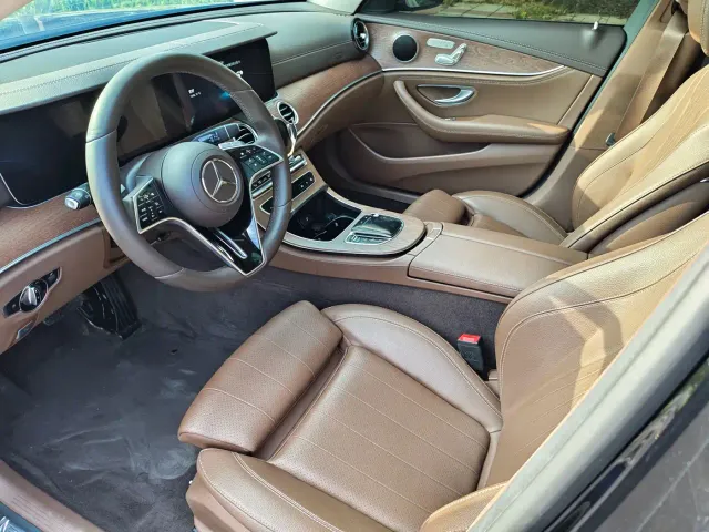 Mercedes-Benz E-Class — Фото автомобиля 24