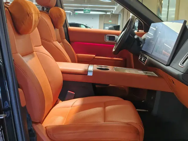 Li Auto L8 — Фото автомобиля 22