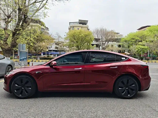 Tesla Model 3 — Фото автомобиля 3