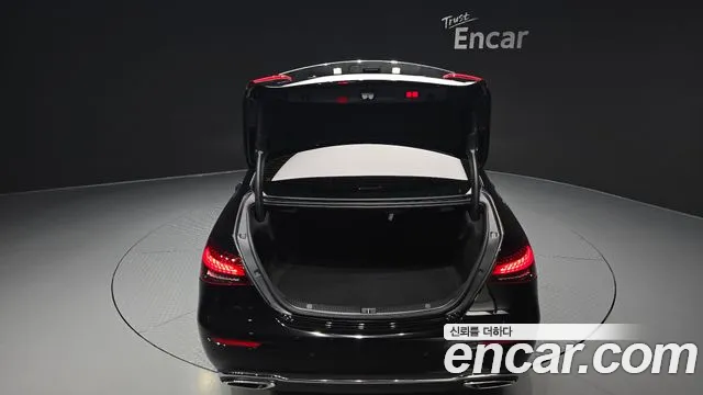 Mercedes-Benz E-Class — Фото автомобиля 30