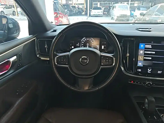 Volvo S60 — Фото автомобиля 10