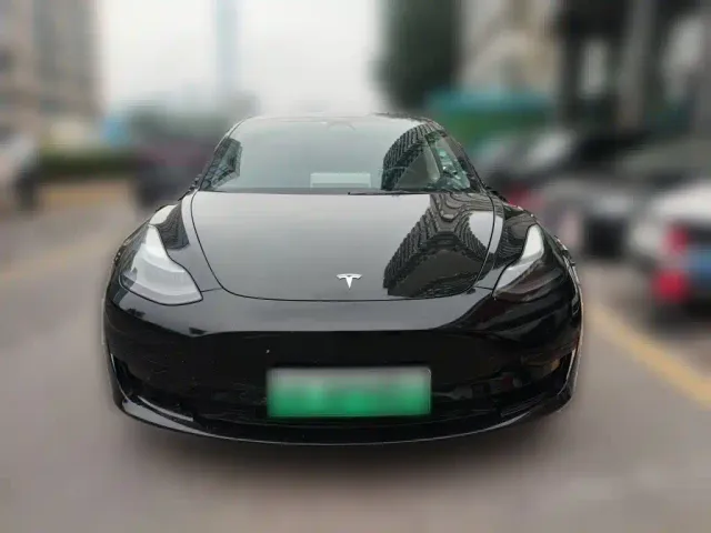 Tesla Model 3 — Фото автомобиля 2