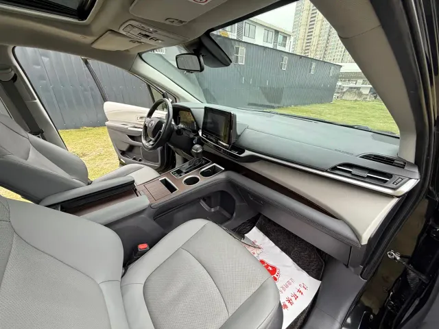 Toyota Sienna — Фото автомобиля 13