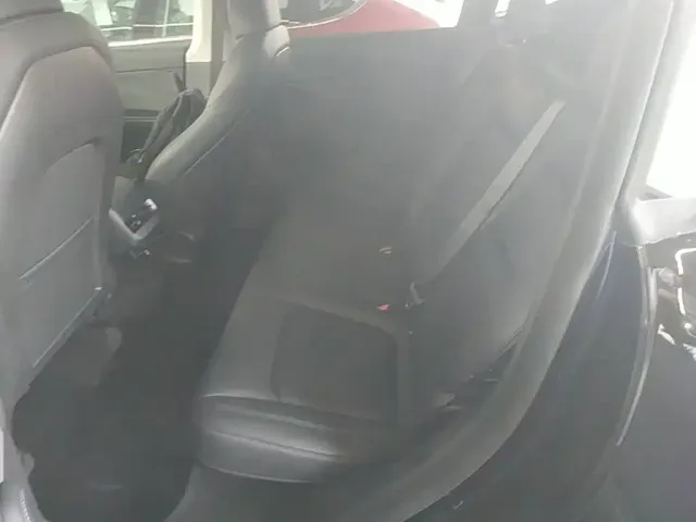 Tesla Model Y — Фото автомобиля 16