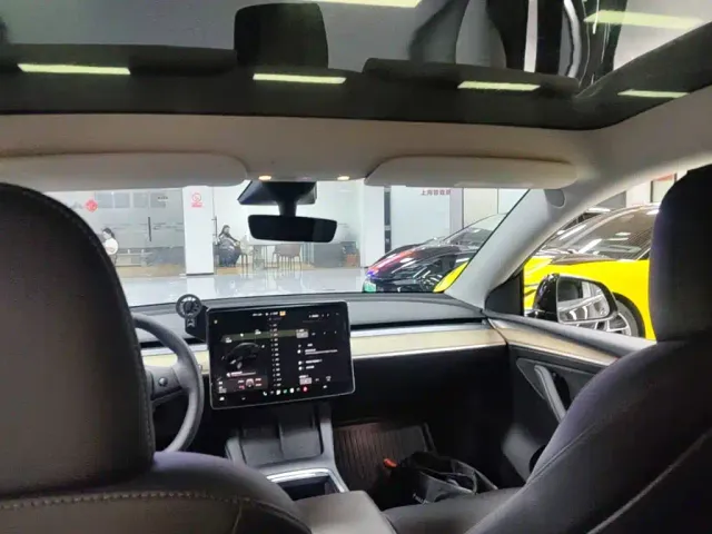 Tesla Model Y — Фото автомобиля 17