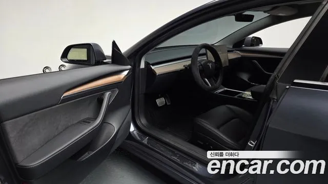 Tesla Model 3 — Фото автомобиля 15