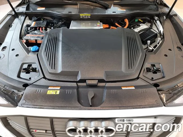 Audi e-tron — Фото автомобиля 6