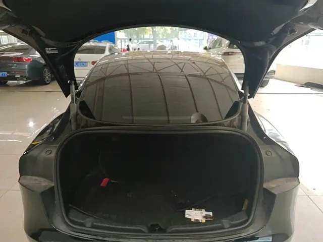 Tesla Model 3 — Фото автомобиля 18
