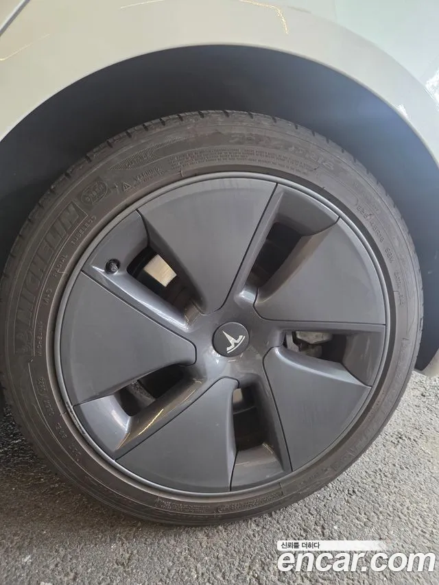 Tesla Model 3 — Фото автомобиля 4