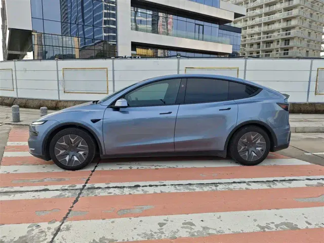 Tesla Model Y L — Фото автомобиля 3