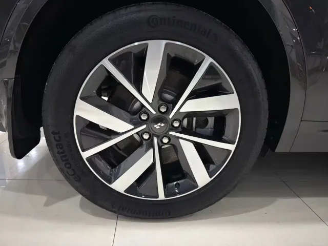 Li Auto L7 — Фото автомобиля 18