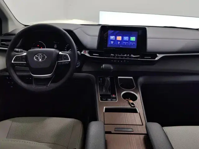Toyota Sienna — Фото автомобиля 12