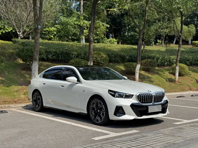 BMW 5 Series — Фото автомобиля 3