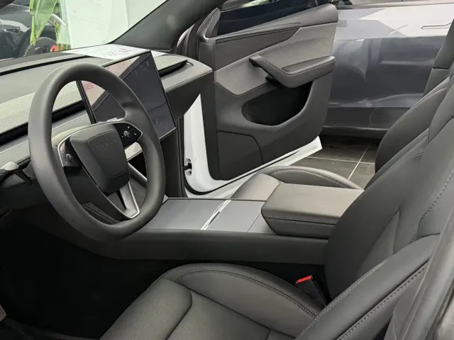 Tesla Model Y — Фото автомобиля 6
