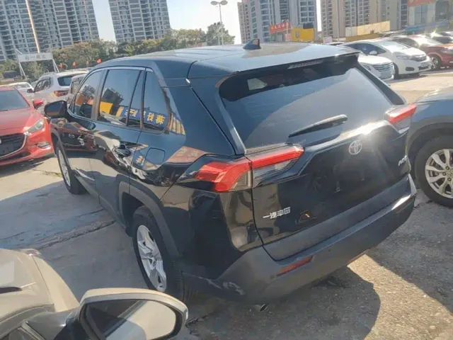Toyota RAV4 — Фото автомобиля 4