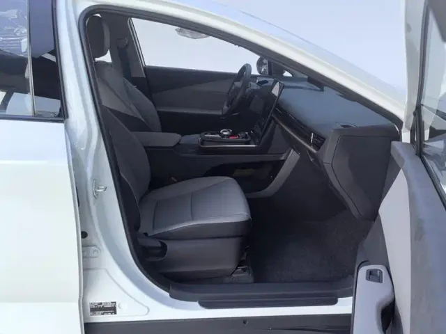 Toyota bZ3 — Фото автомобиля 8