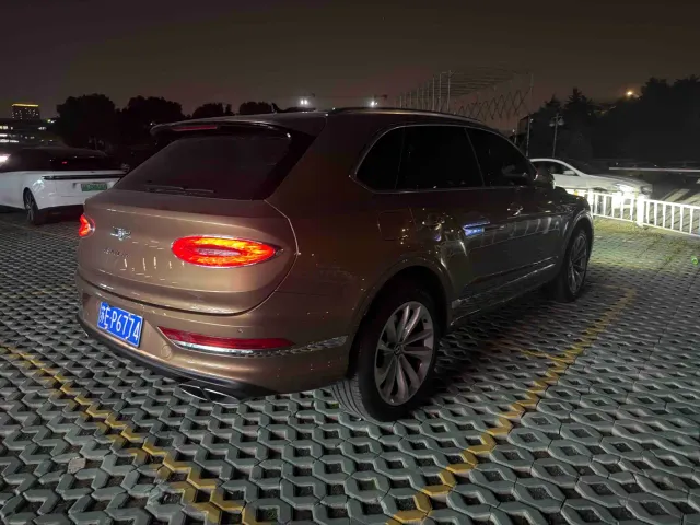 Bentley Bentayga — Фото автомобиля 2