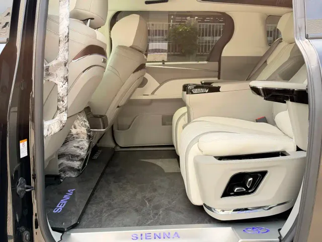Toyota Sienna — Фото автомобиля 13