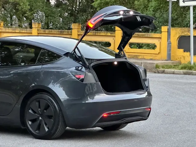 Tesla Model 3 — Фото автомобиля 5