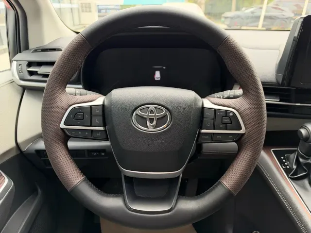 Toyota Sienna — Фото автомобиля 7