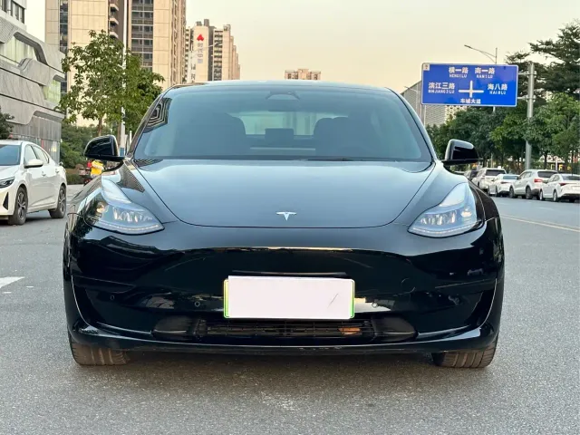 Tesla Model 3 — Фото автомобиля 2
