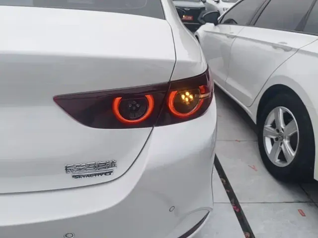 Mazda Axela — Фото автомобиля 7