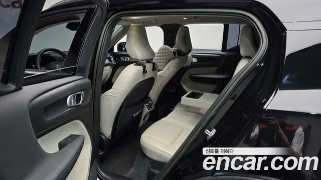 Volvo XC40 — Фото автомобиля 25