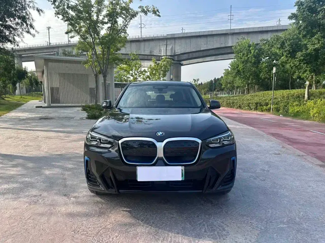 BMW iX3 — Фото автомобиля 2