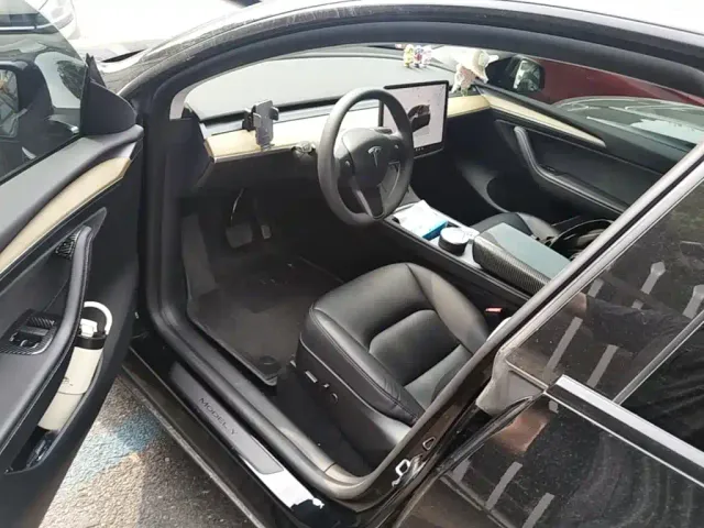 Tesla Model Y — Фото автомобиля 11