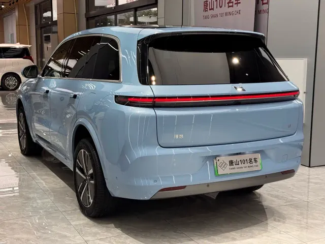 Li Auto L8 — Фото автомобиля 11