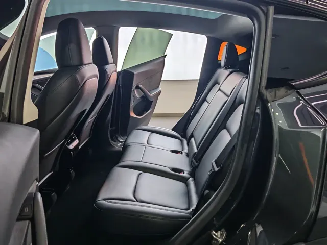 Tesla Model Y — Фото автомобиля 17