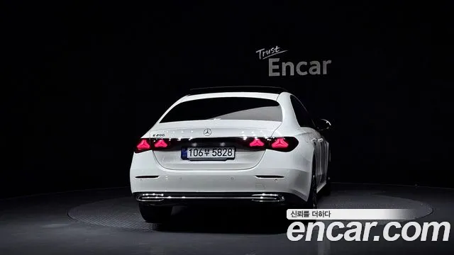 Mercedes-Benz E-Class — Фото автомобиля 4