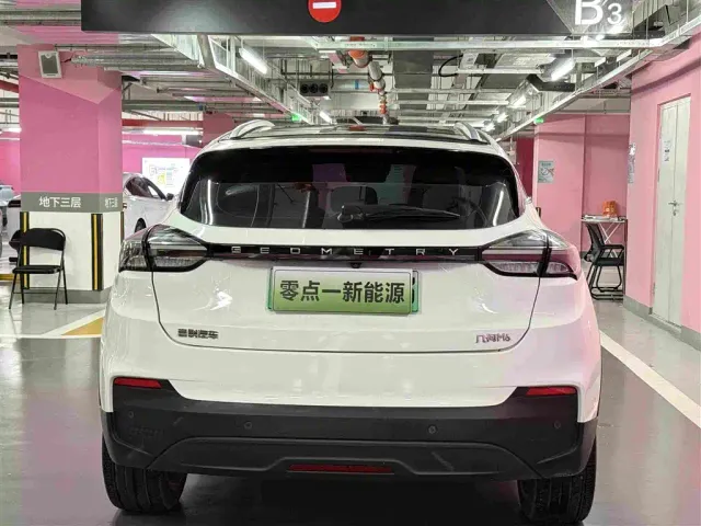Geely Geometry M6 — Фото автомобиля 5