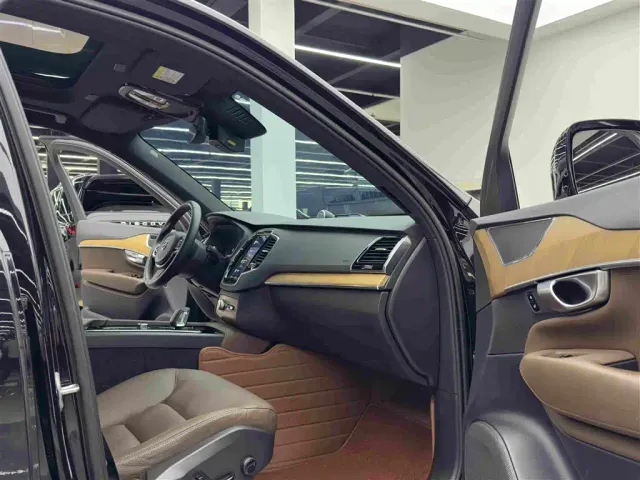 Volvo XC90 — Фото автомобиля 10