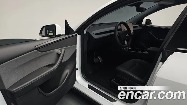 Tesla Model Y — Фото автомобиля 9