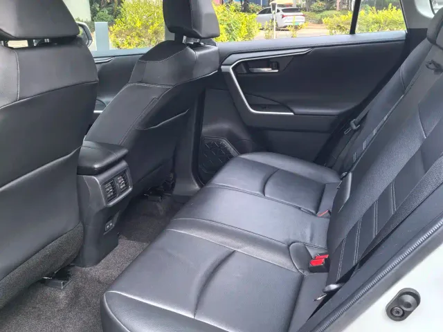 Toyota RAV4 — Фото автомобиля 5