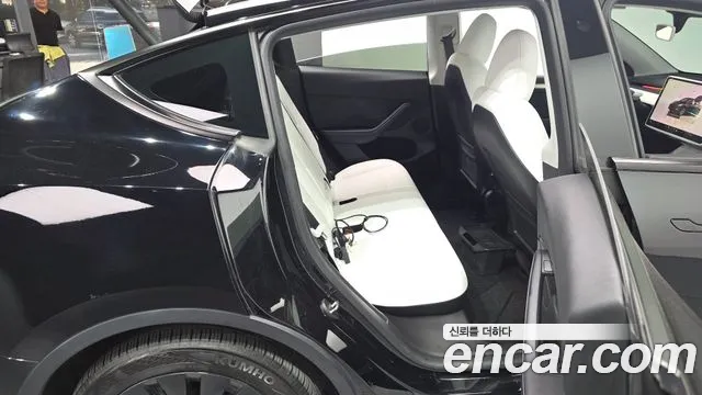 Tesla Model Y — Фото автомобиля 18