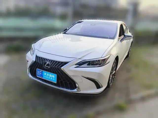 Фотография автомобиля — Lexus ES