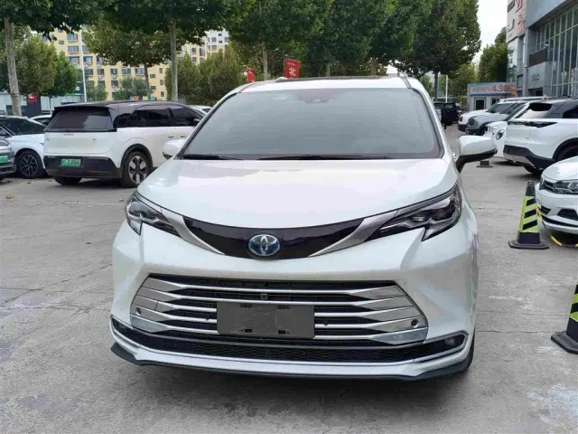 Toyota Sienna — Фото автомобиля 2