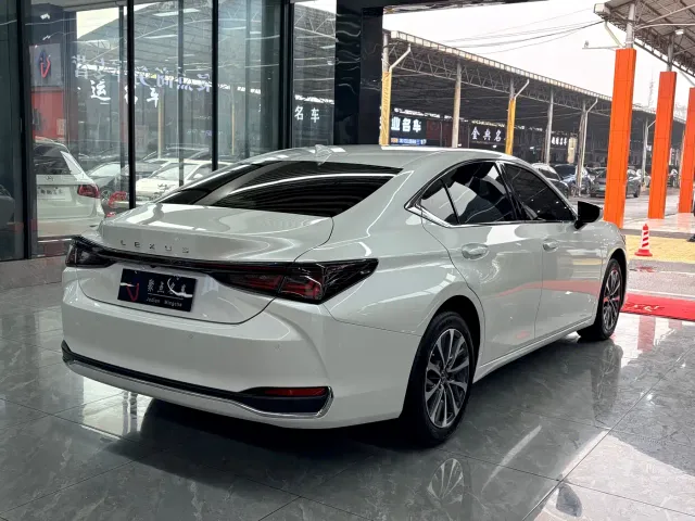 Lexus ES — Фото автомобиля 4