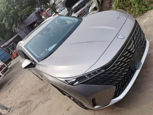 Roewe RX5 — Фото автомобиля 3