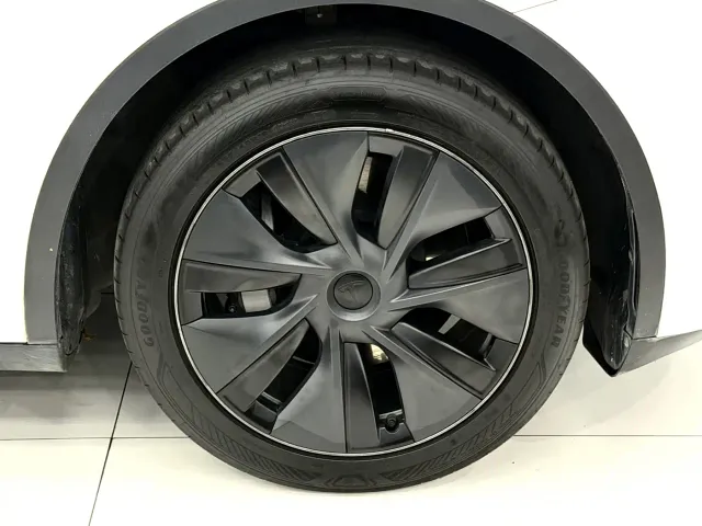 Tesla Model Y — Фото автомобиля 19
