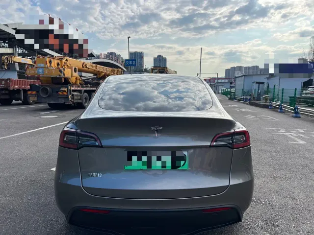 Tesla Model Y — Фото автомобиля 8