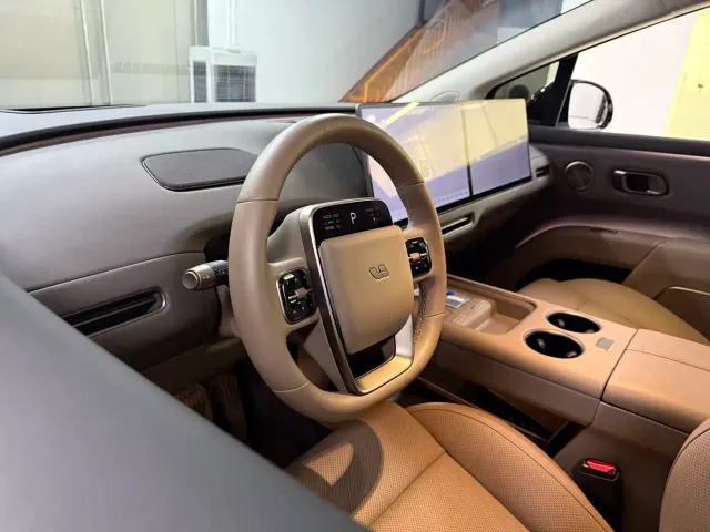 Li Auto i8 — Фото автомобиля 10