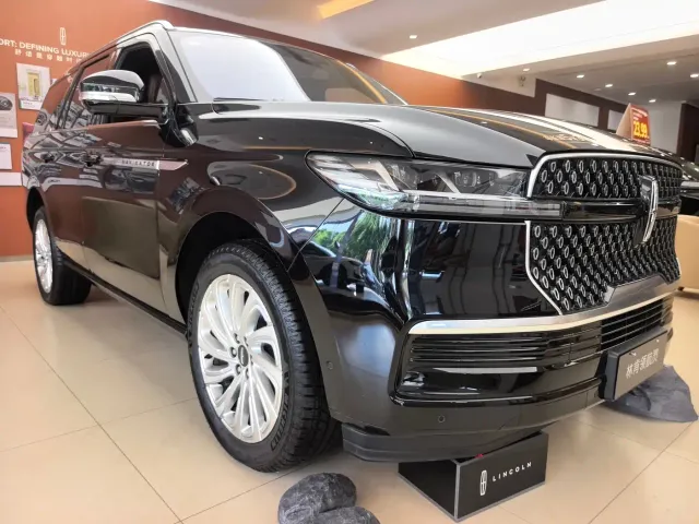 Lincoln Navigator — Фото автомобиля 3