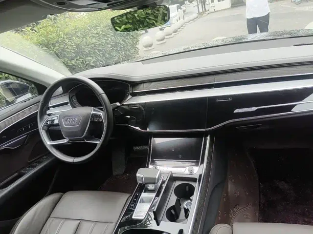 Audi A8 — Фото автомобиля 12