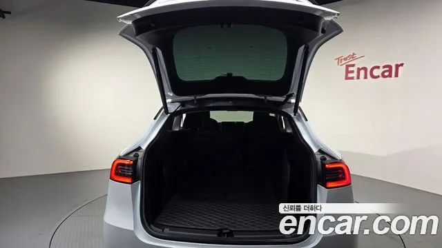 Tesla Model Y — Фото автомобиля 23