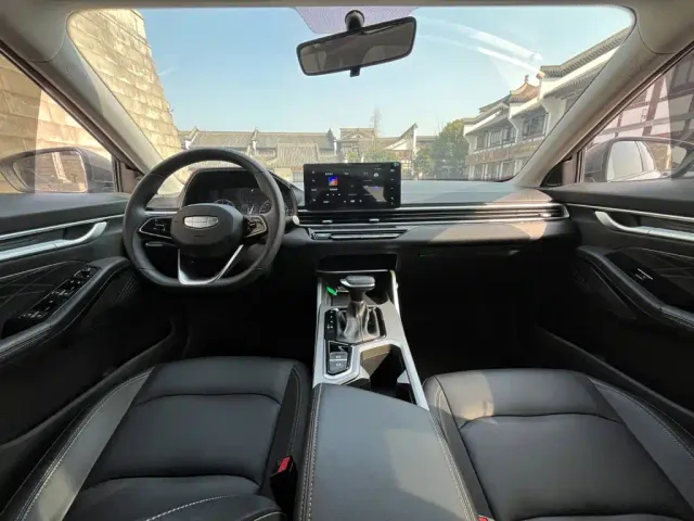 Geely Emgrand — Фото автомобиля 13