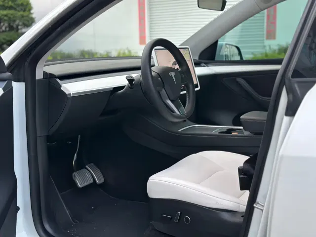 Tesla Model Y — Фото автомобиля 16